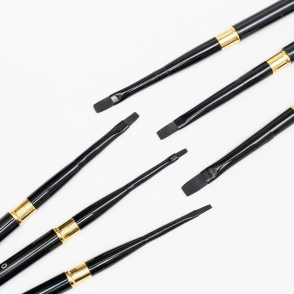 6 detachable flat-tip brushes